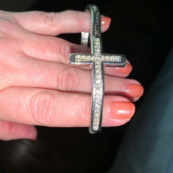 Jewelry - Pretty cross bracelet-New!